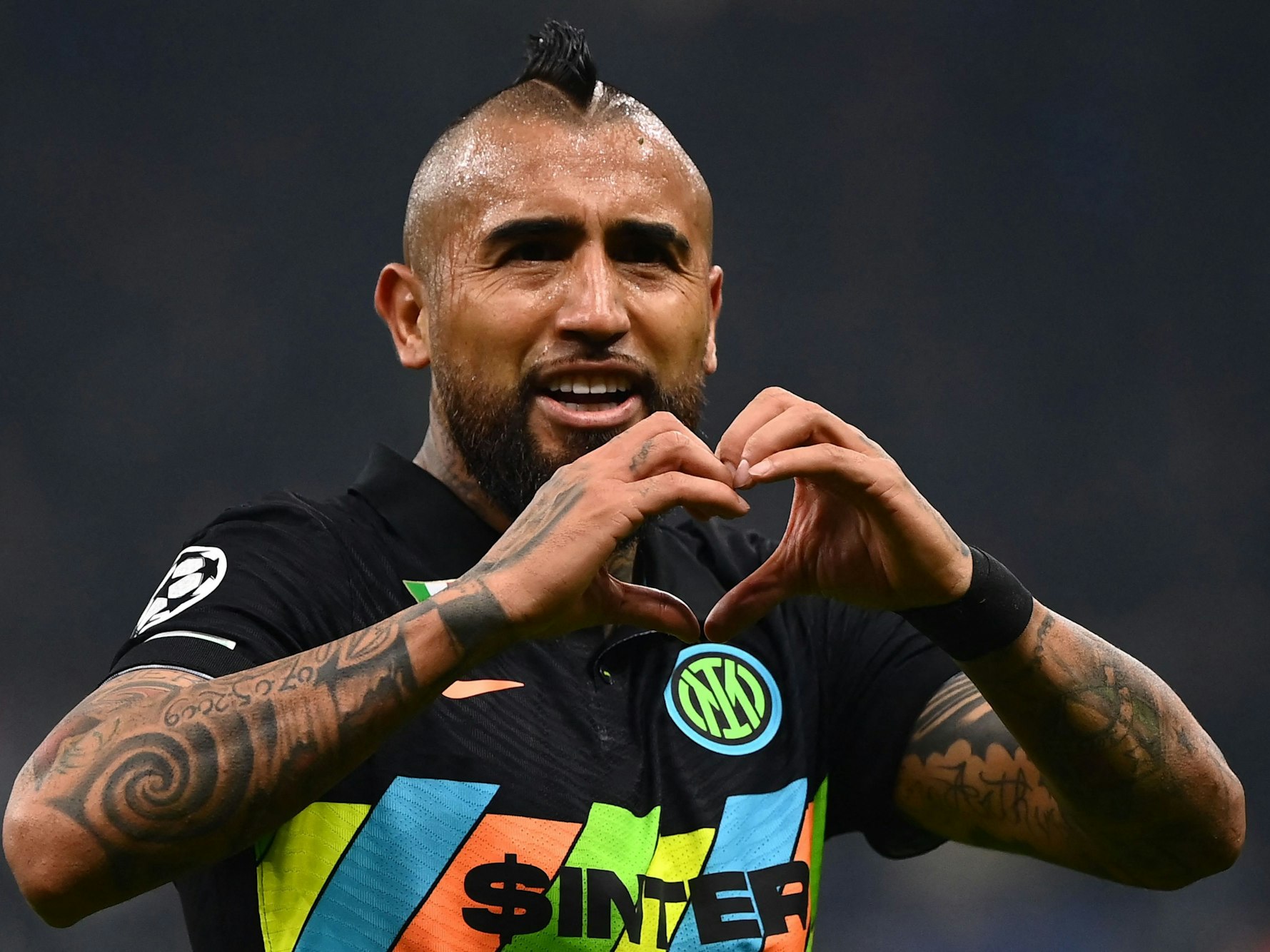 Inter Mailands Arturo Vidal feiert seinen Treffer beim 3:1-Sieg in der Champions League über den FC Sheriff Tiraspol mit einem handgeformten Herz