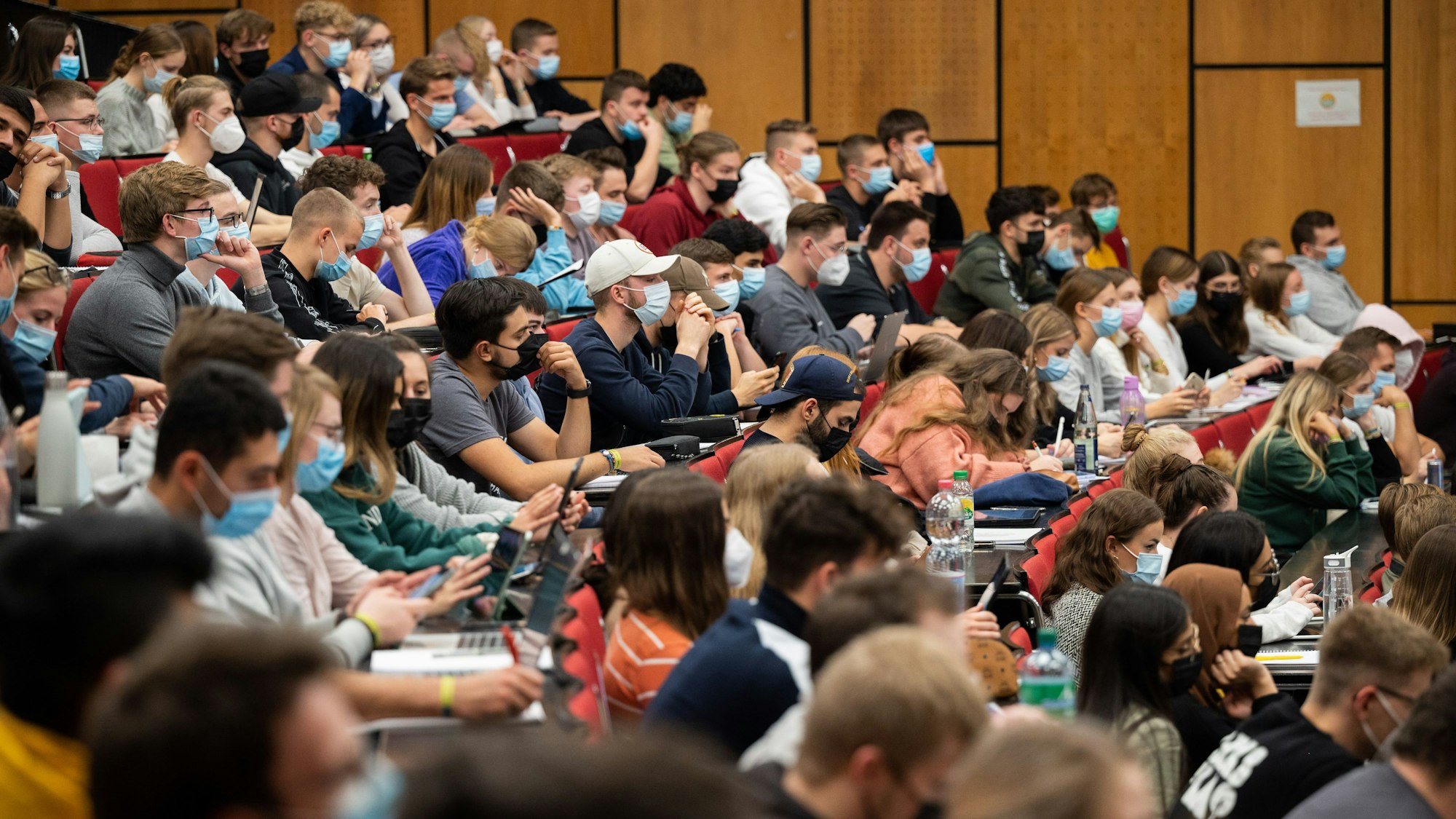 Studenten sitzen in der Vorlesung Mathematik für die Erstsemester des Bachelors Wirtschaftswissenschaften im Audimax in der Universität Hannover.
