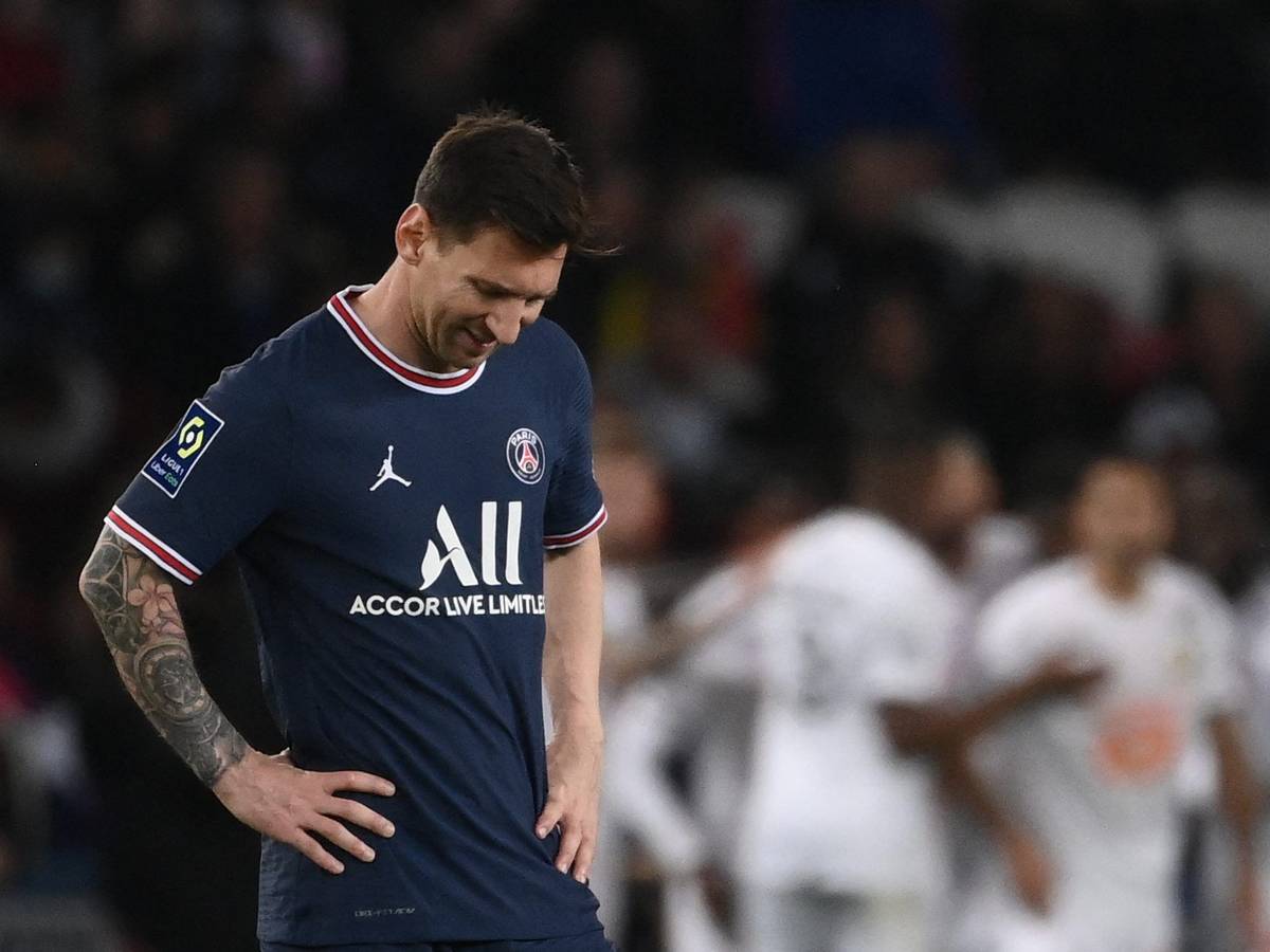 PSG-Star Lionel Messi ist nach dem Führungstreffer von Lille-Stürmer Jonathan David sichtlich enttäuscht.