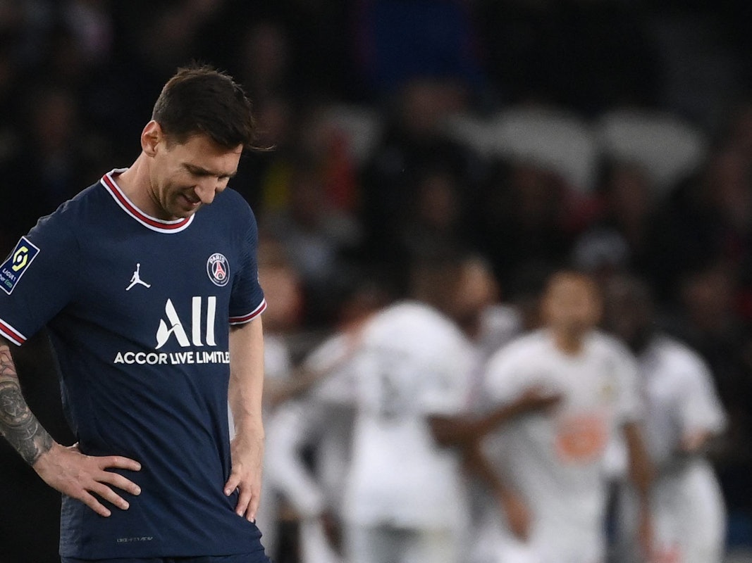 PSG-Star Lionel Messi ist nach dem Führungstreffer von Lille-Stürmer Jonathan David sichtlich enttäuscht.