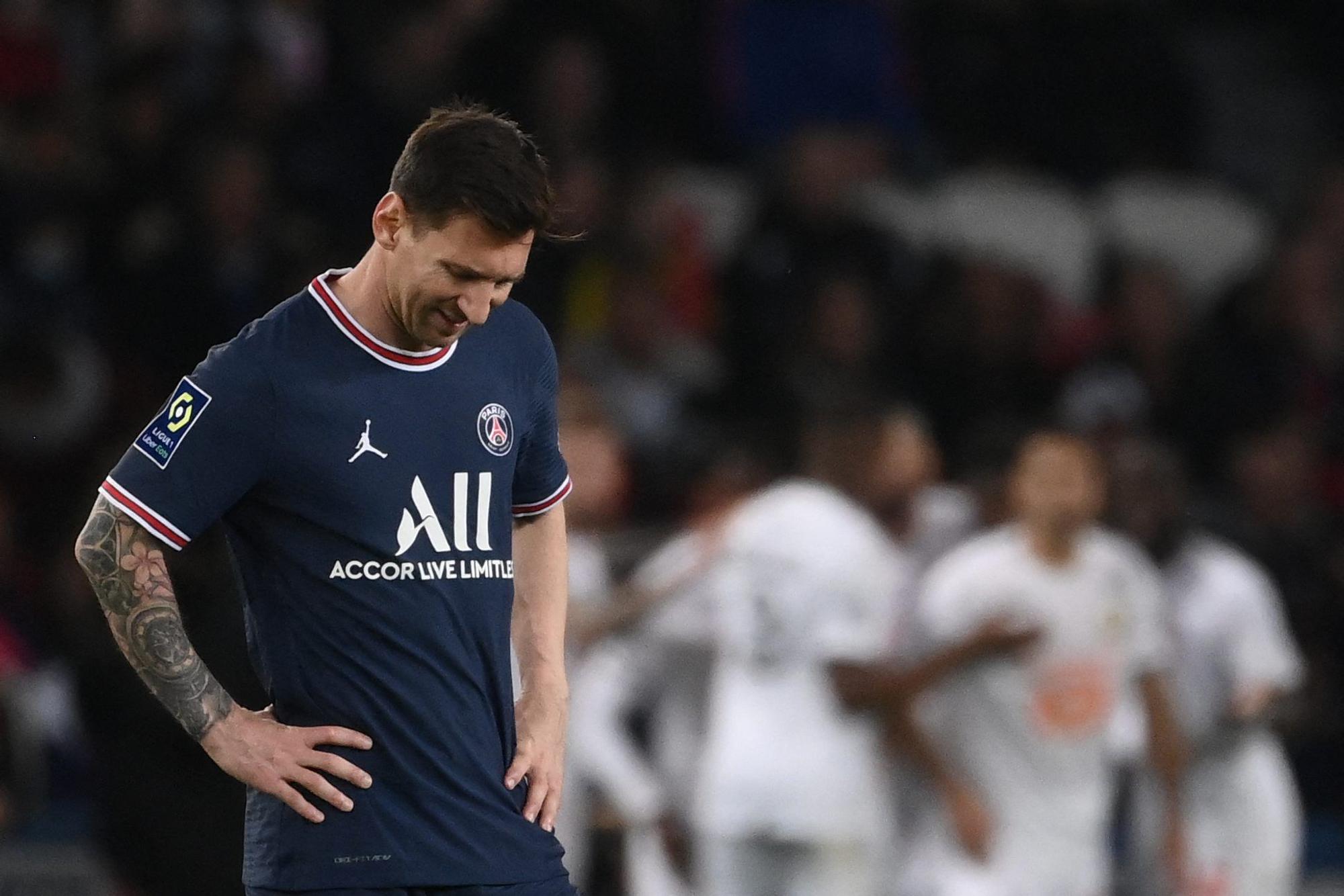 PSG-Star Lionel Messi ist nach dem Führungstreffer von Lille-Stürmer Jonathan David sichtlich enttäuscht.
