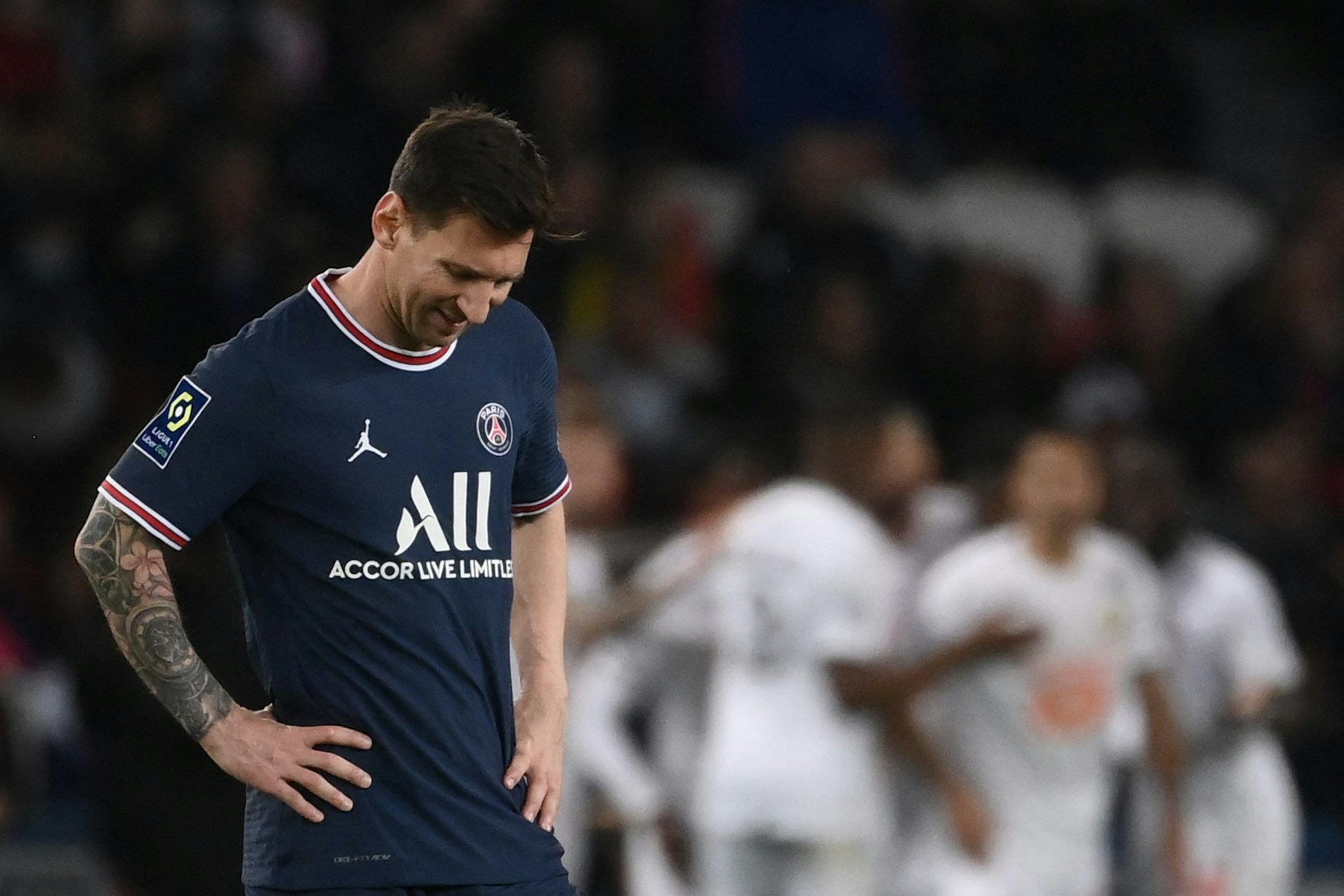 PSG-Star Lionel Messi ist nach dem Führungstreffer von Lille-Stürmer Jonathan David sichtlich enttäuscht.