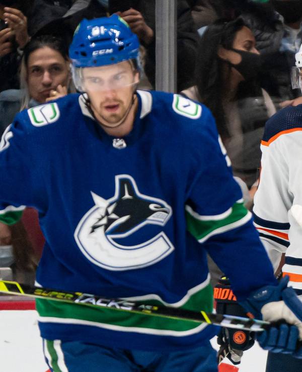 Leon Draisaitl feiert sein Tor mit Ryan Nugent-Hopkins beim Spiel gegen die Canucks als Juho Lammikko vorbeischlittert