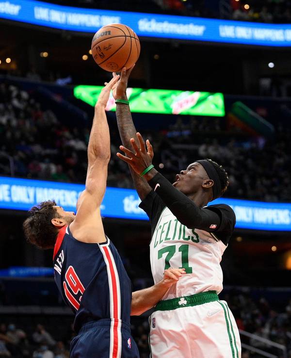 Celtics-Spielmacher Dennis Schröder wirft, Wizards-Spieler Raul Neto versucht den Wurf zu blocken