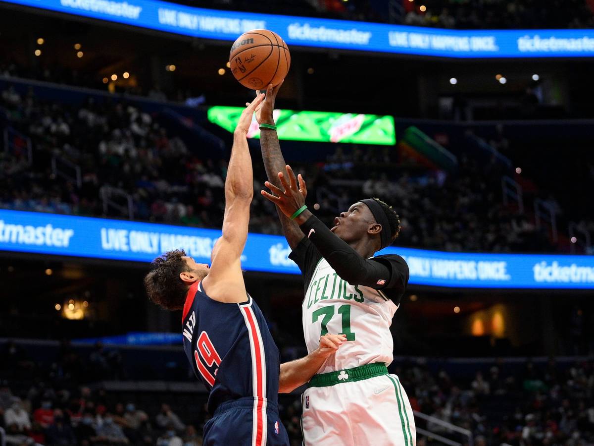 Celtics-Spielmacher Dennis Schröder wirft, Wizards-Spieler Raul Neto versucht den Wurf zu blocken