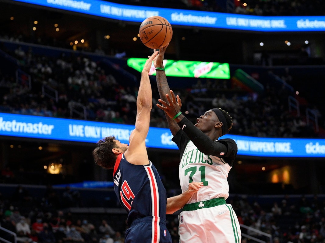 Celtics-Spielmacher Dennis Schröder wirft, Wizards-Spieler Raul Neto versucht den Wurf zu blocken