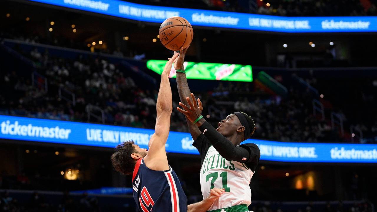 Celtics-Spielmacher Dennis Schröder wirft, Wizards-Spieler Raul Neto versucht den Wurf zu blocken