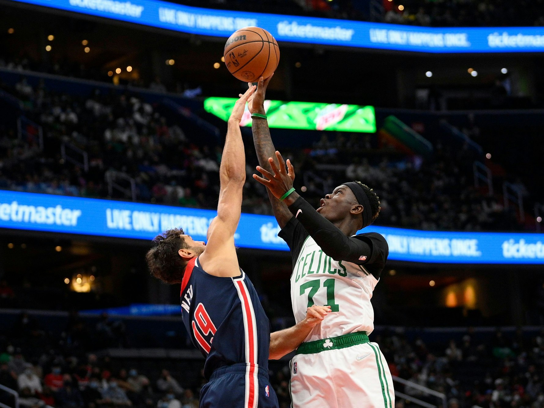 Celtics-Spielmacher Dennis Schröder wirft, Wizards-Spieler Raul Neto versucht den Wurf zu blocken