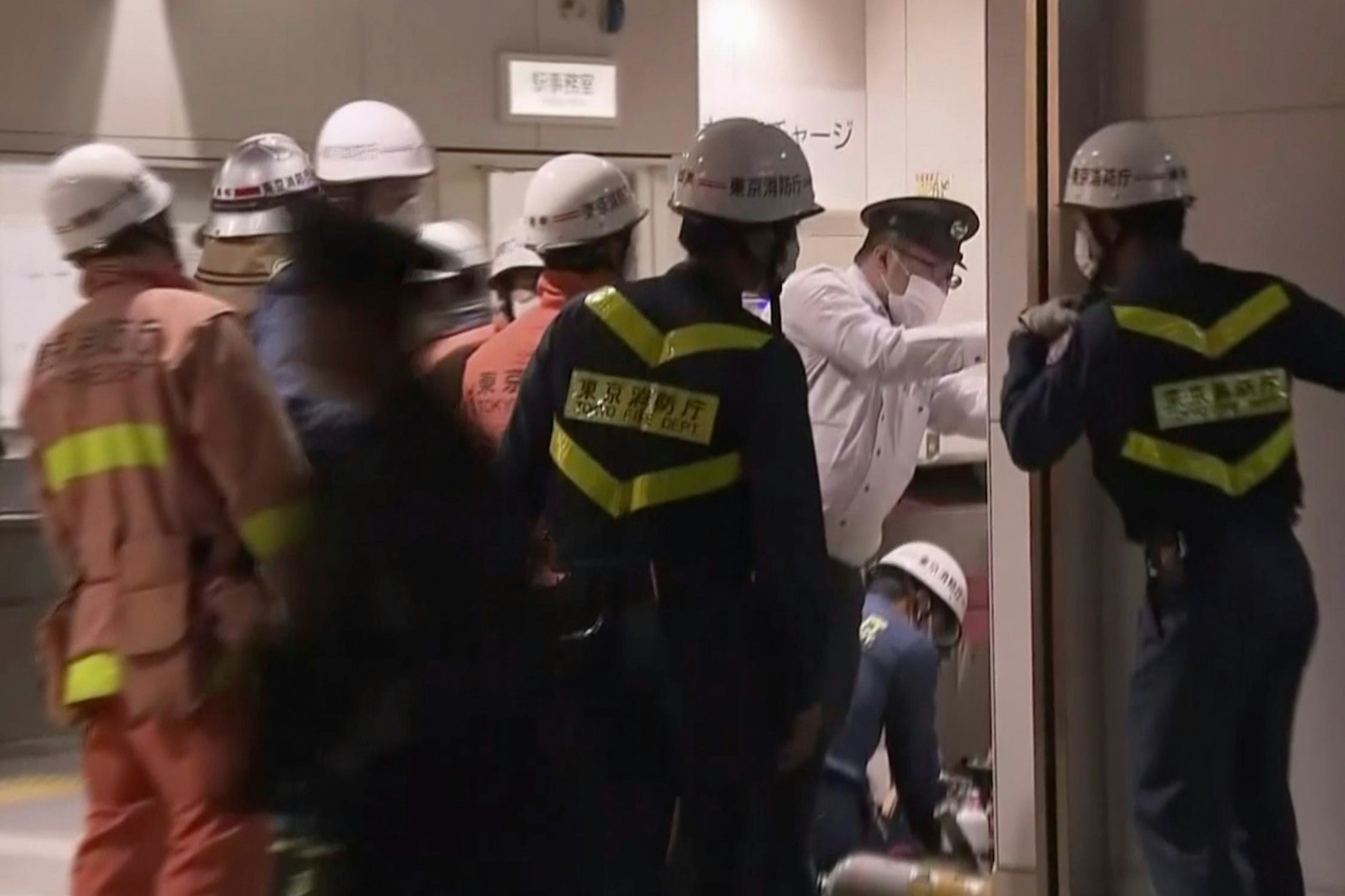 Rettungskräfte und Polizei untersuchen am Sonntag (31. Oktober) einen Bahnhof in Tokio, nachdem ein Mann, der sich als „Joker“ verkleidete, in einem Zug mit einem Messer mehrere Passagiere angriff und ein Feuer entzündete.