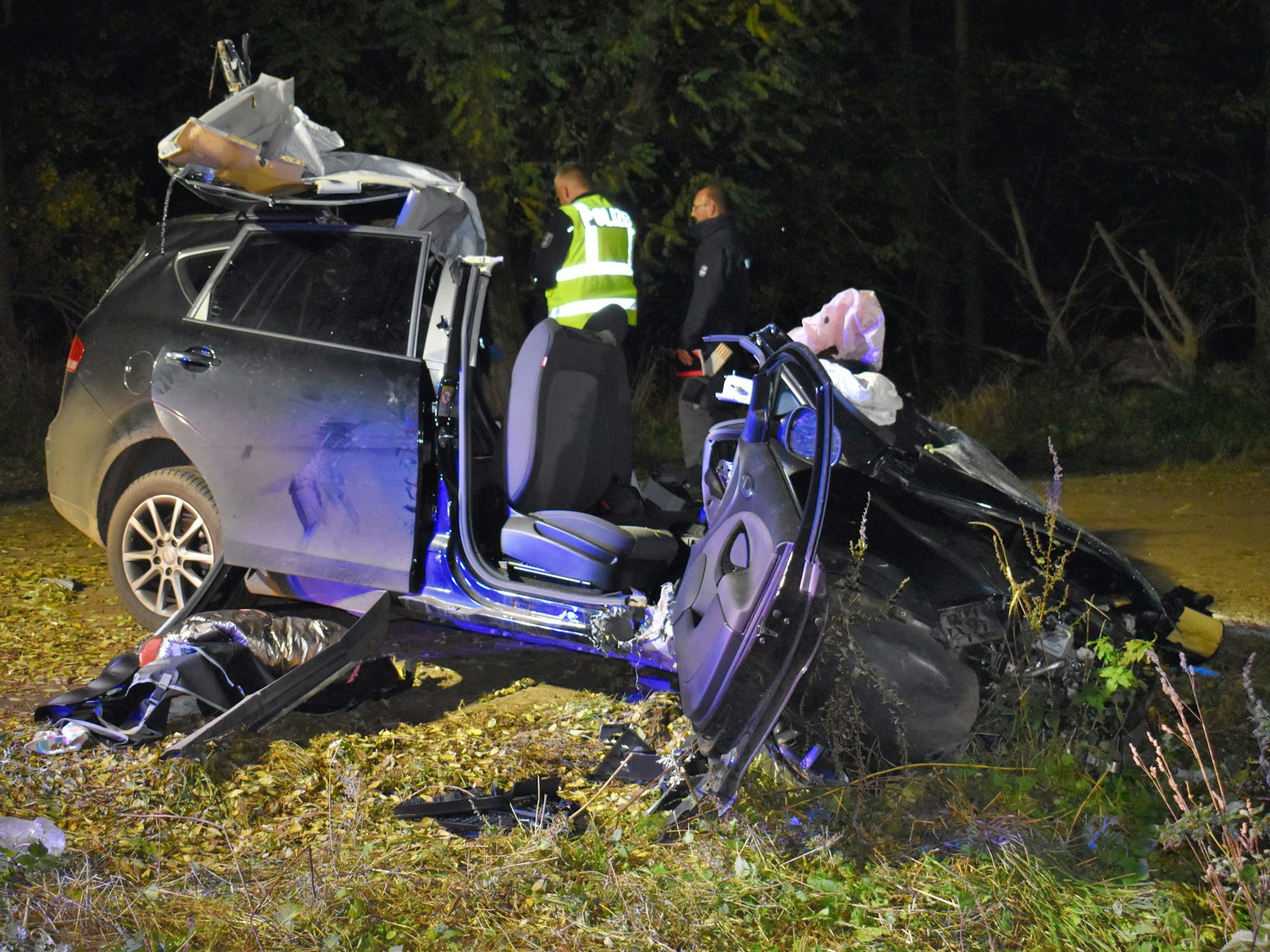 Ein Autowrack steht am 31.10.2021 in Triglitz (Brandenburg) am Fahrbahnrand. Zwei Jugendliche im Alter von 15 und 17 Jahren sind bei einem Autounfall ums Leben gekommen.