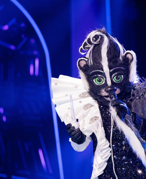 Die Figur "Das Stinktier" steht am 30.10.2021 in der Prosieben-Show "The Masked Singer" auf der Bühne.Dahinter verbirgt sich Peter Kraus.