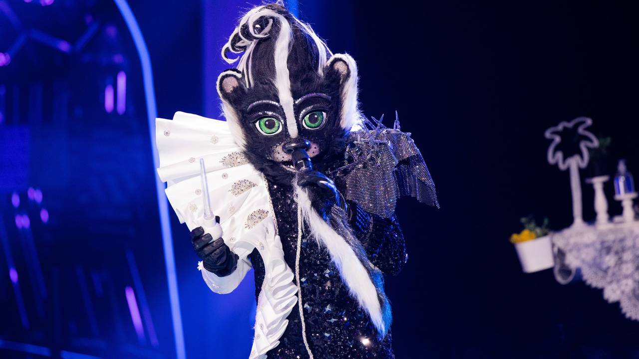 Die Figur "Das Stinktier" steht am 30.10.2021 in der Prosieben-Show "The Masked Singer" auf der Bühne.Dahinter verbirgt sich Peter Kraus.