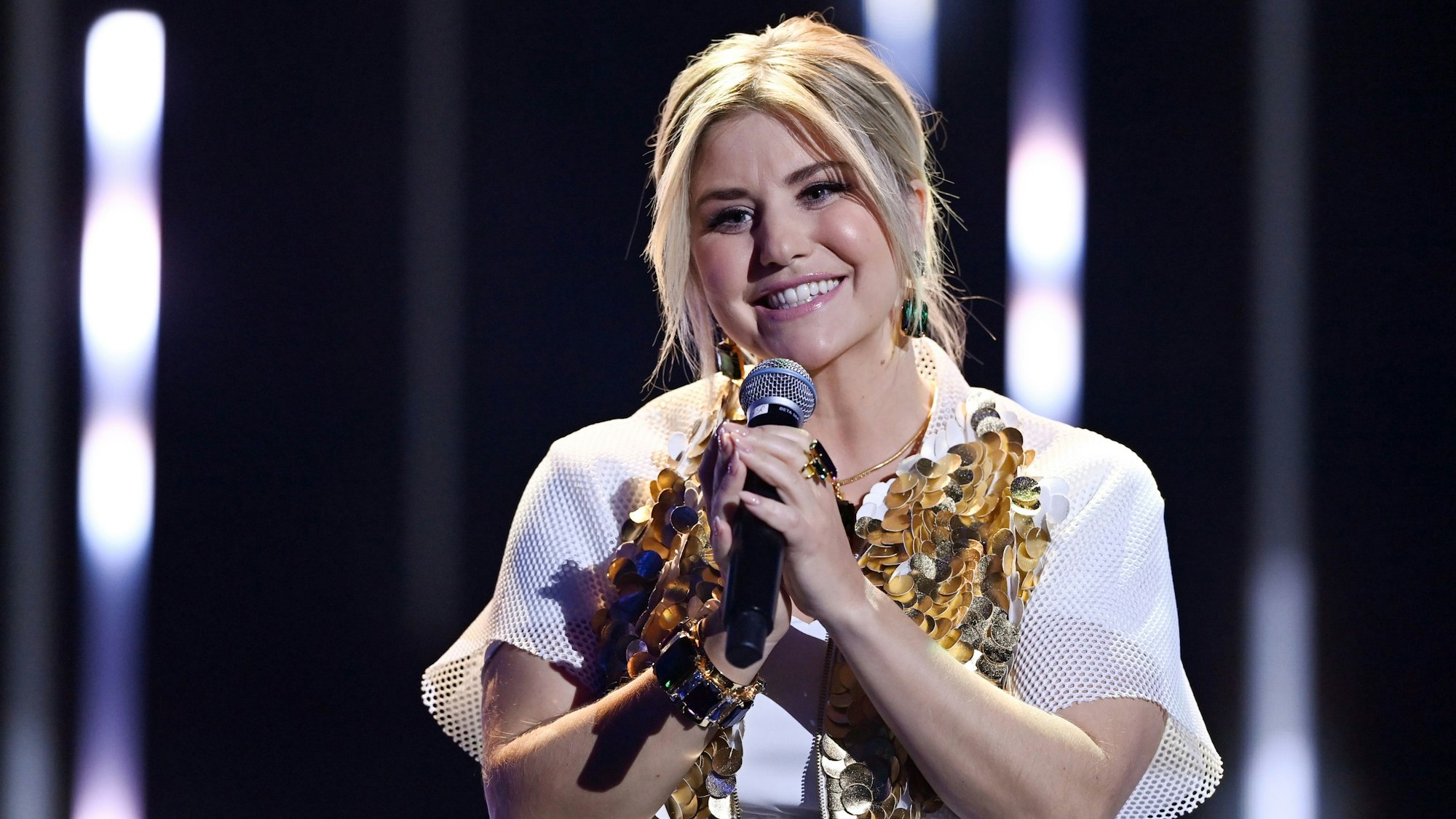 Die Schweizer Schlagersängerin Beatrice Egli steht während der Jose Carreras Gala auf der Bühne.