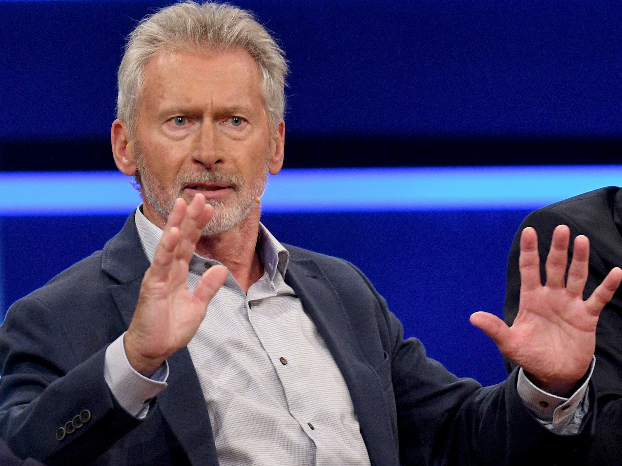 Ex-Fußball-Nationalspieler Paul Breitner spricht bei einer TV-Show.