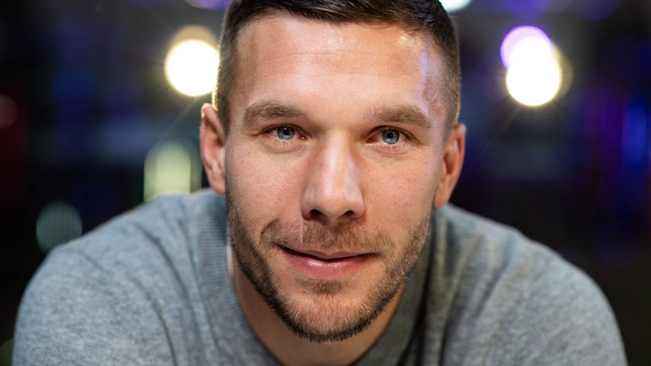 Der frühere Fußall-Nationalspieler Lukas Podolski lächelt