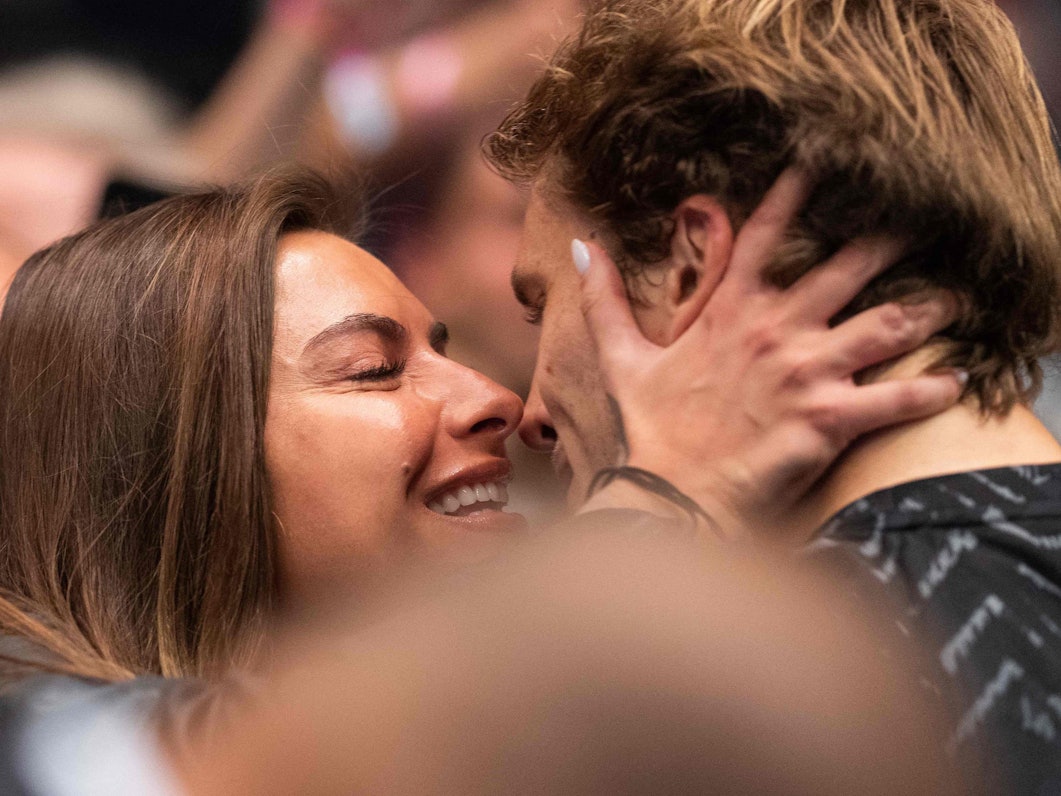 Sophia Thomalla küsst Alexander Zverev beim ATP-Turnier in Wien.