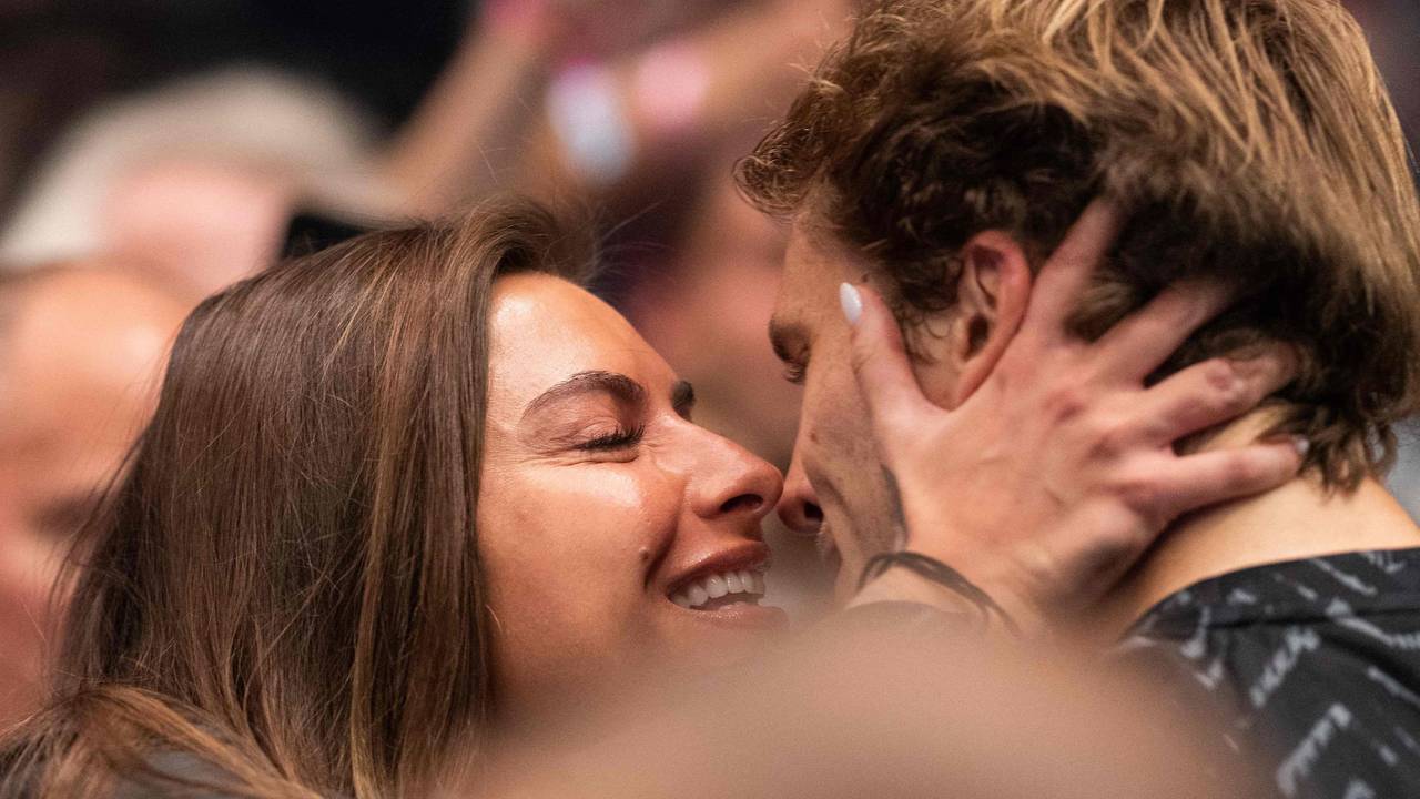 Sophia Thomalla küsst Alexander Zverev beim ATP-Turnier in Wien.