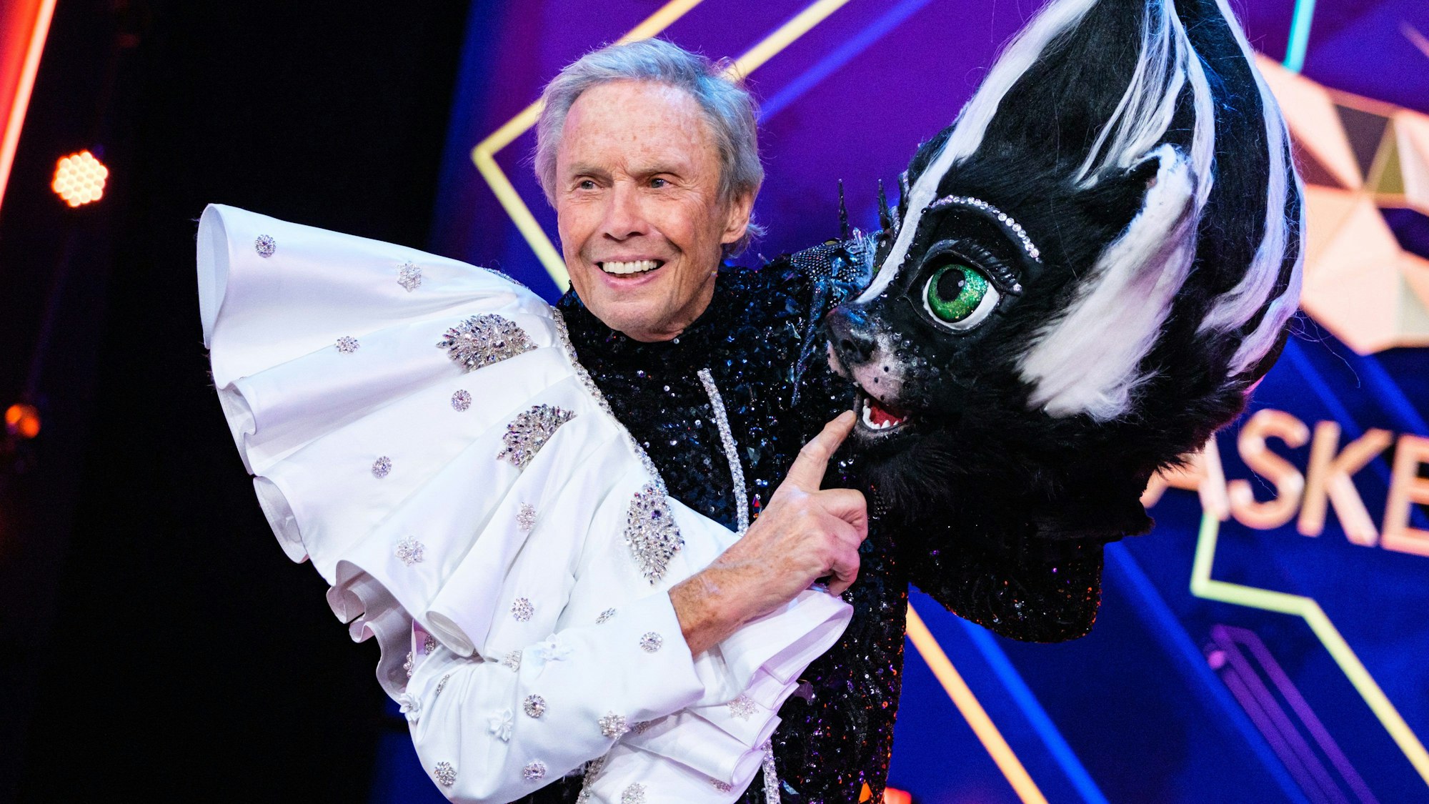 Steckte am Ende unter dem Stinktier-Kostüm: Schlager-Legende Peter Kraus wurde bei The Masked Singer am Samstag (30. Oktober) enthüllt. Im Interview erklärt er, warum er so große Angst vor dem Kostüm hatte.