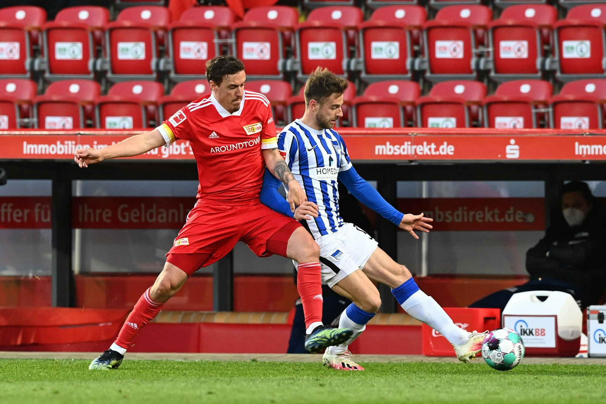 Max Kruse im Zweikampf mit Lukas Klünter.