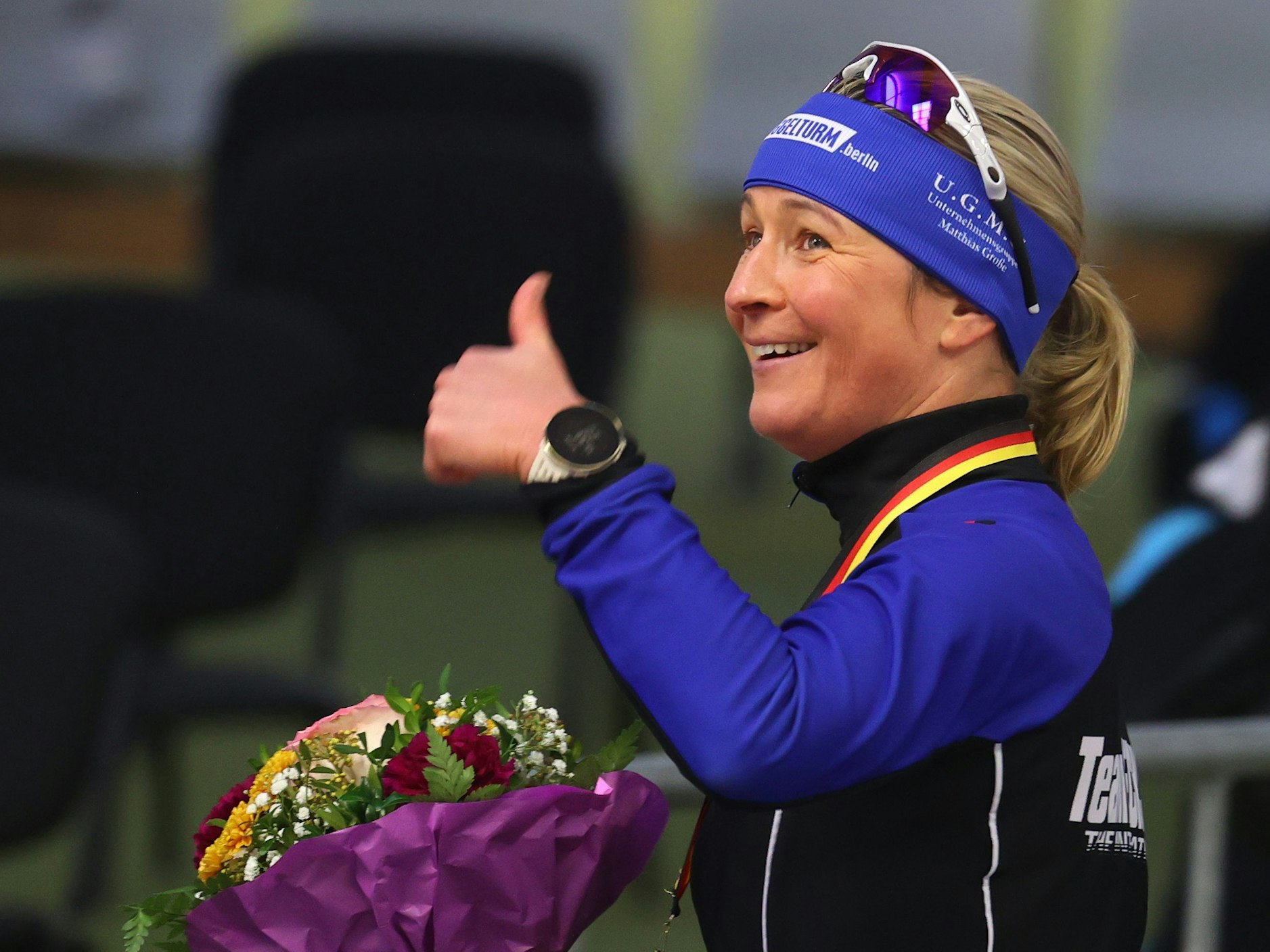 Claudia Pechstein hebt bei der Siegerehrung der Deutschen Meisterschaft der 5000 Meter Frauen im Eisschnelllauf ihren linken Daumen