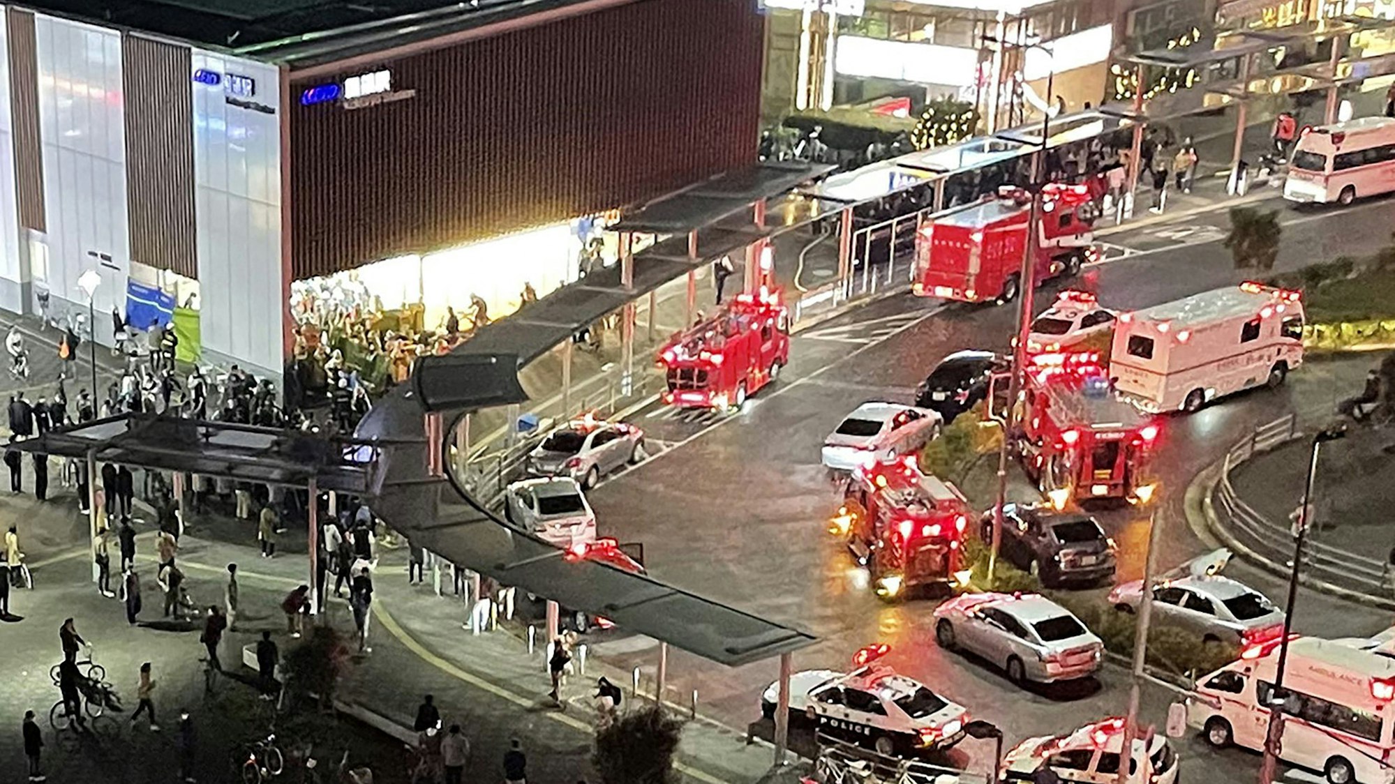 In Japan hat ein als „Joker“ beschriebener Messerangreifer in einem Zug Feuer gelegt und an Halloween mindestens zehn Menschen verletzt. Die Polizei nahm den 24 Jahre alten Mann noch am Tatort am Bahnhof Kokuryo im Tokioter Stadtteil Chufu fest.
