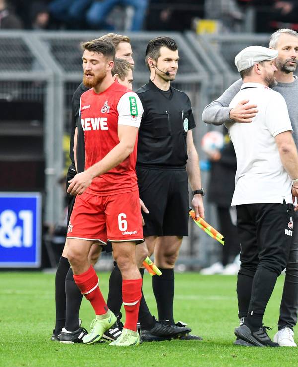 Steffen Baumgart und Marco Rose liegen sich in den Armen.
