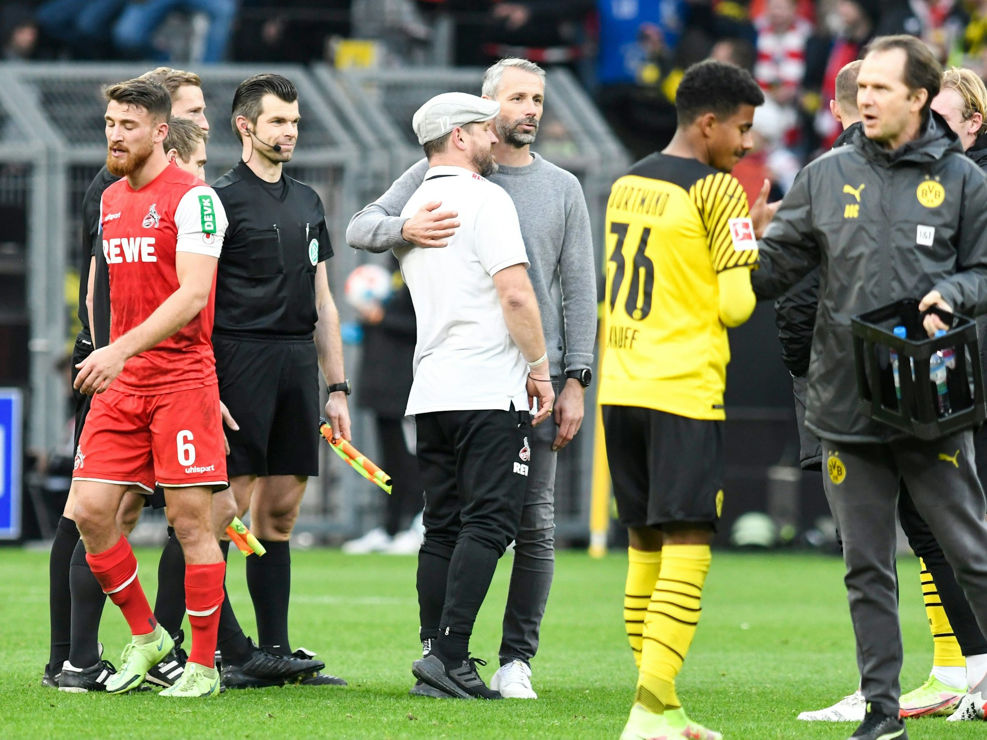 Steffen Baumgart und Marco Rose liegen sich in den Armen.