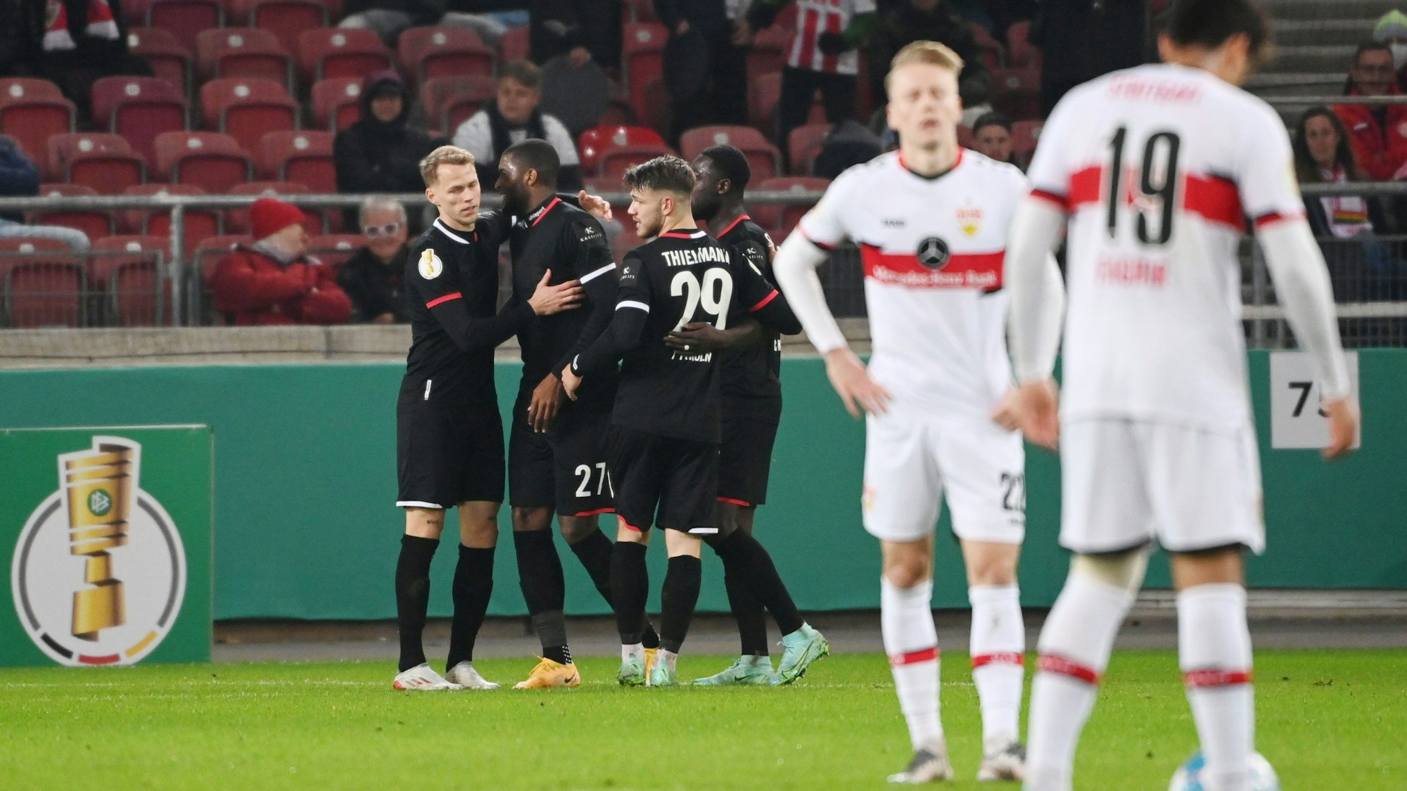 Der 1. FC Köln jubelt im DFB-Pokal beim VfB Stuttgart.