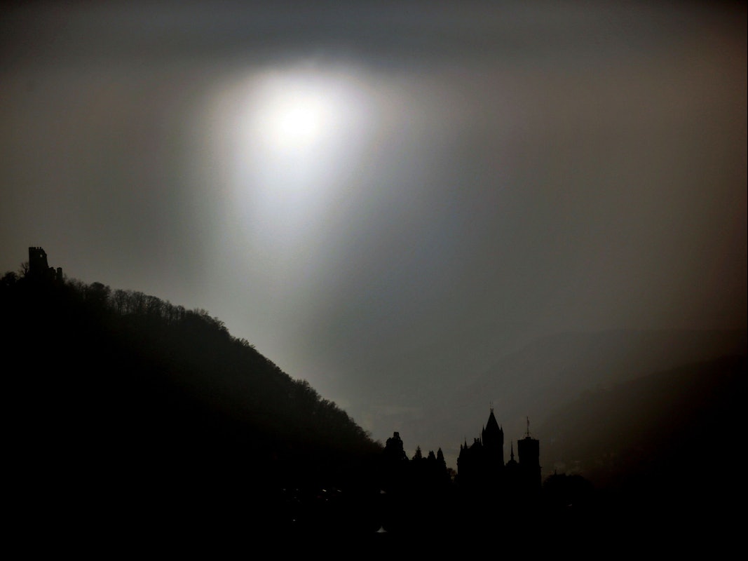 Die Sonne scheint am 28.11.2014 in Königswinter bei Bonn (Nordrhein-Westfalen) zwischen der Burg (l) und dem Schloss Drachenfels durch Nebelschwaden hindurch.