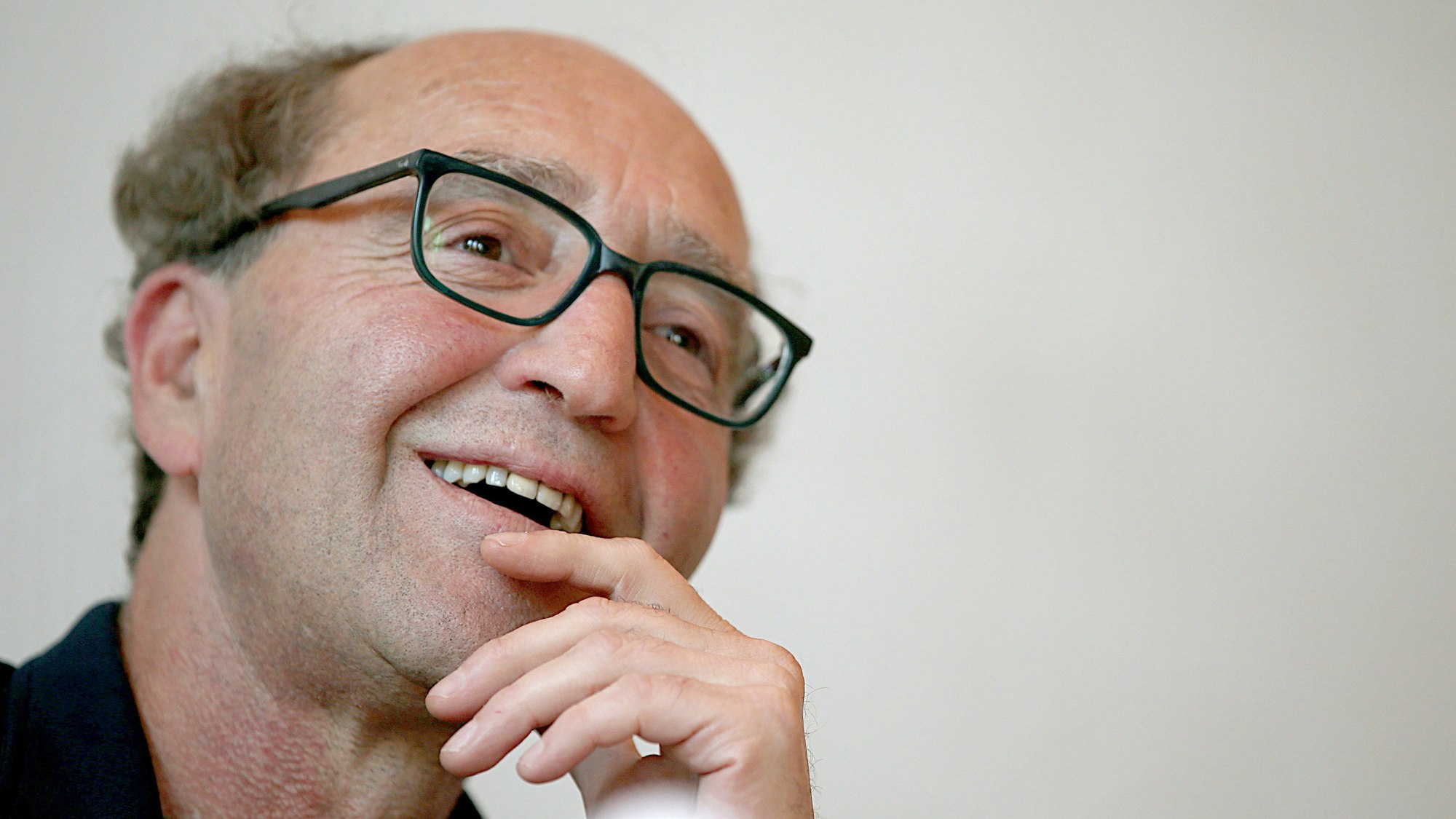 Der türkischstämmige Autor Dogan Akhanli spricht 2019 auf einer Pressekonferenz. Er gehört zu den Preisträgern der Goethe-Medaillen.