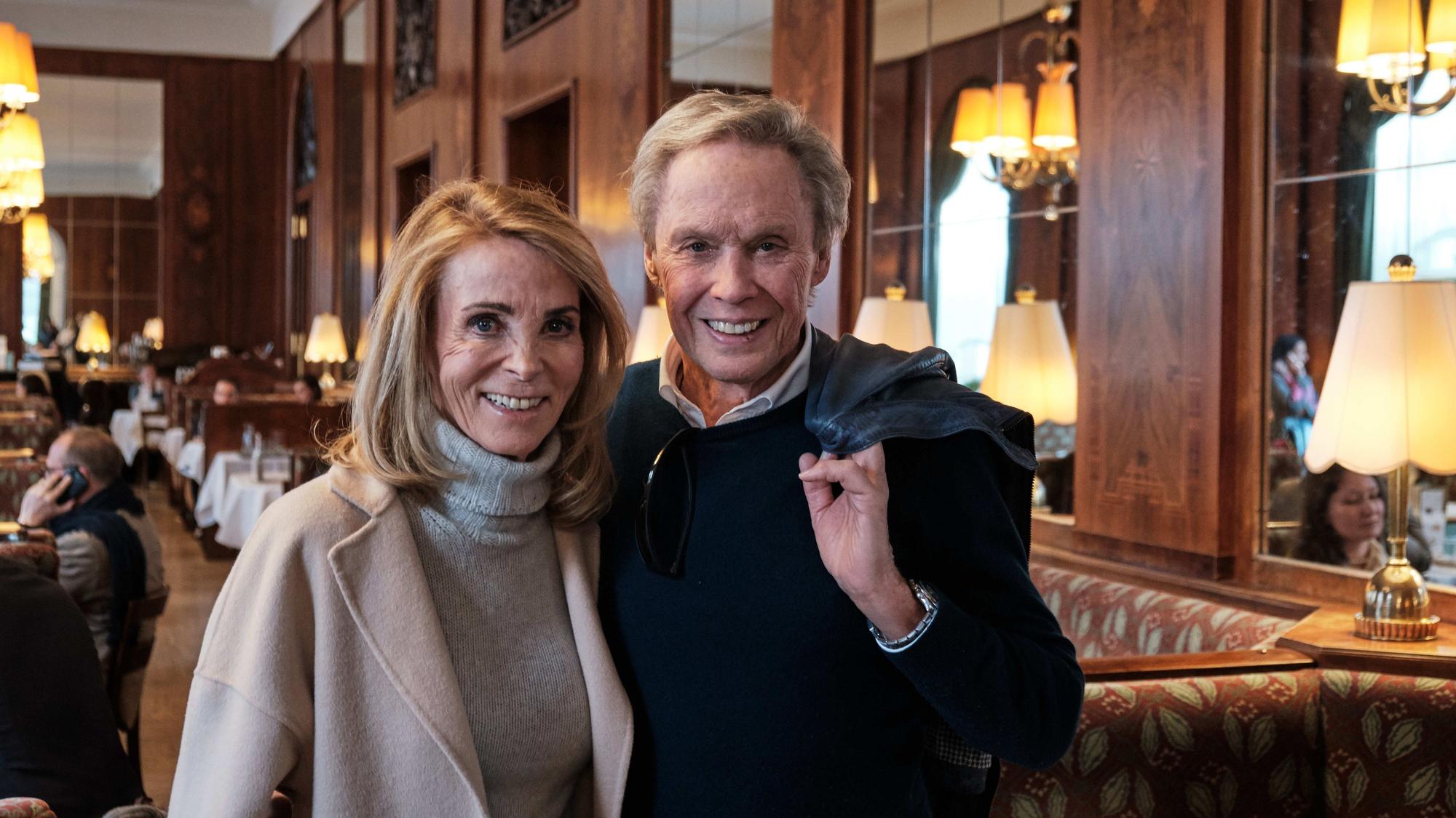 Sänger Peter Kraus mit seiner Frau Ingrid stehen in dem Café Landtmann im Gastraum.