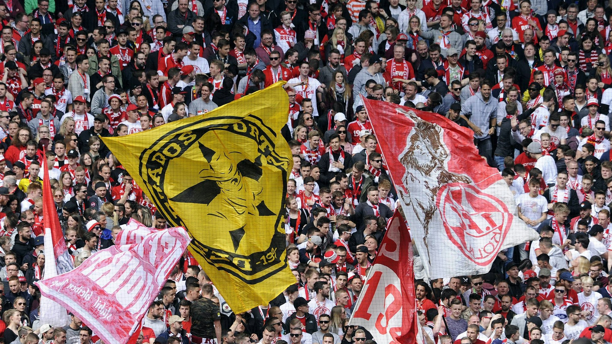 Im Gästeblock des FC wird auch eine Fahne von Borussia Dortmund geschwenkt.