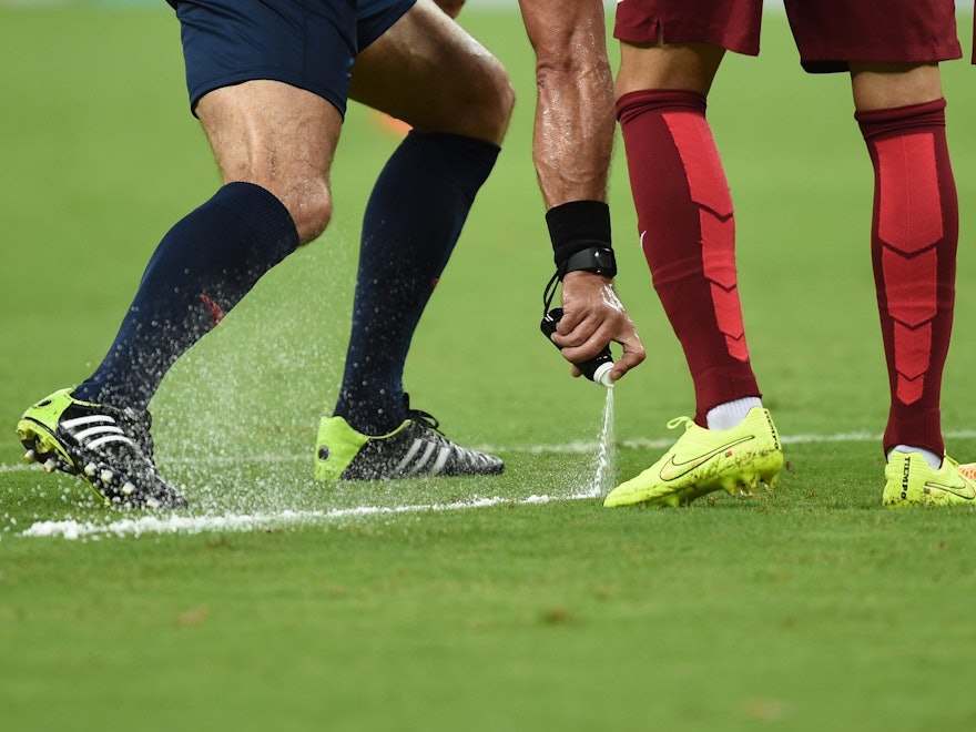 Schiedsrichter Nestor Pitana benutzt sein Freistoßspray bei der WM 2014 in der Arena Amazonia Stadium in Manaus