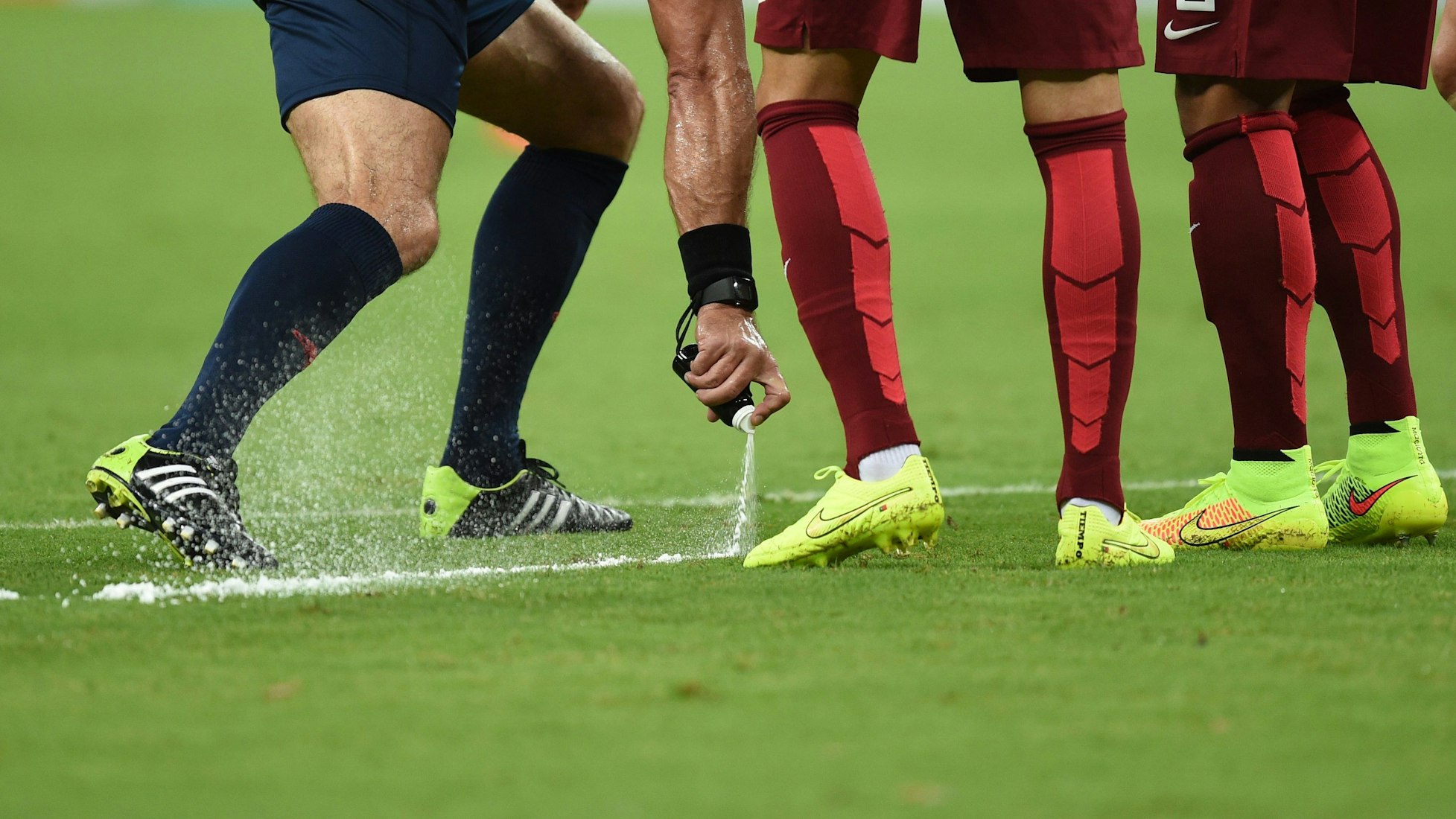 Schiedsrichter Nestor Pitana benutzt sein Freistoßspray bei der WM 2014 in der Arena Amazonia Stadium in Manaus
