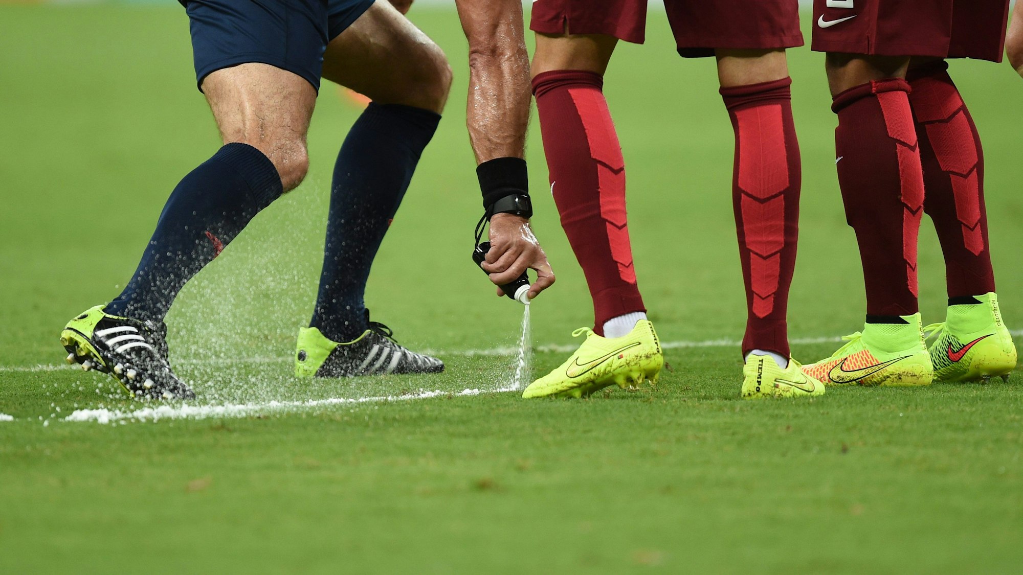 Schiedsrichter Nestor Pitana benutzt sein Freistoßspray bei der WM 2014 in der Arena Amazonia Stadium in Manaus