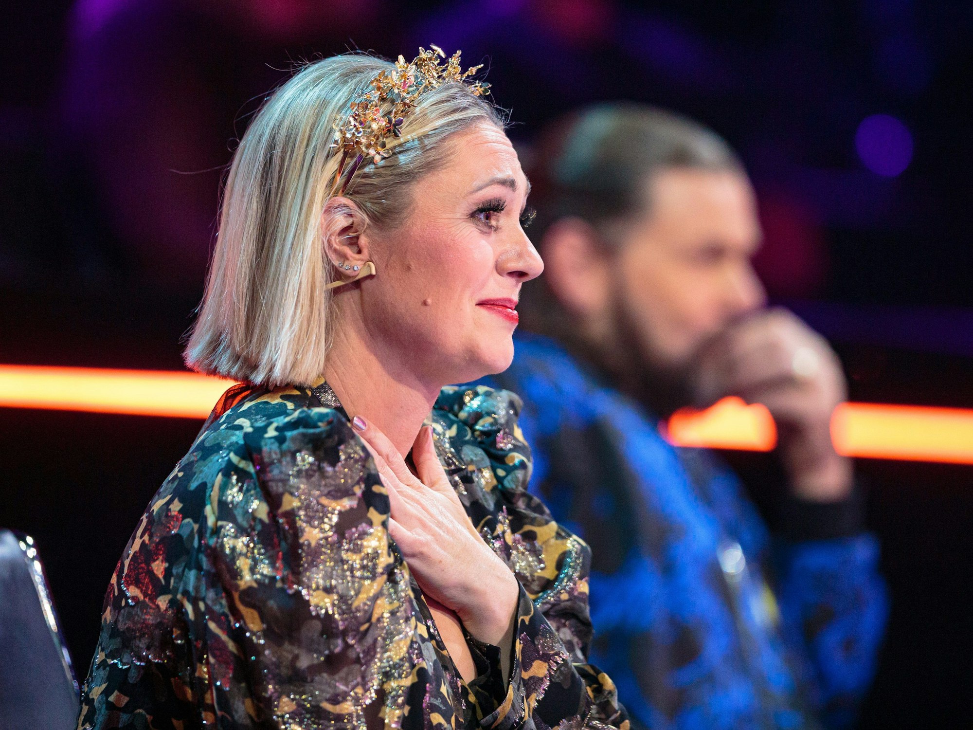 „The Masked Singer“-Raterin Ruth Moschner, hier am 30.10.2021, hatte Tränen in den Augen. Im Hintergrund sitzt Rea Garvey.