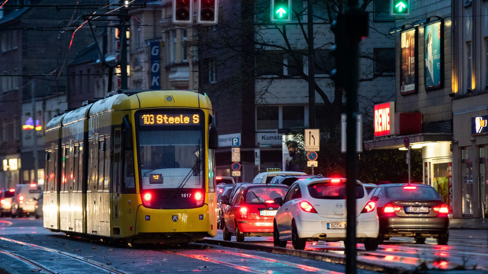 Eine Straßenbahn fährt am 19. November 2018 über die Steeler Straße in Essen.