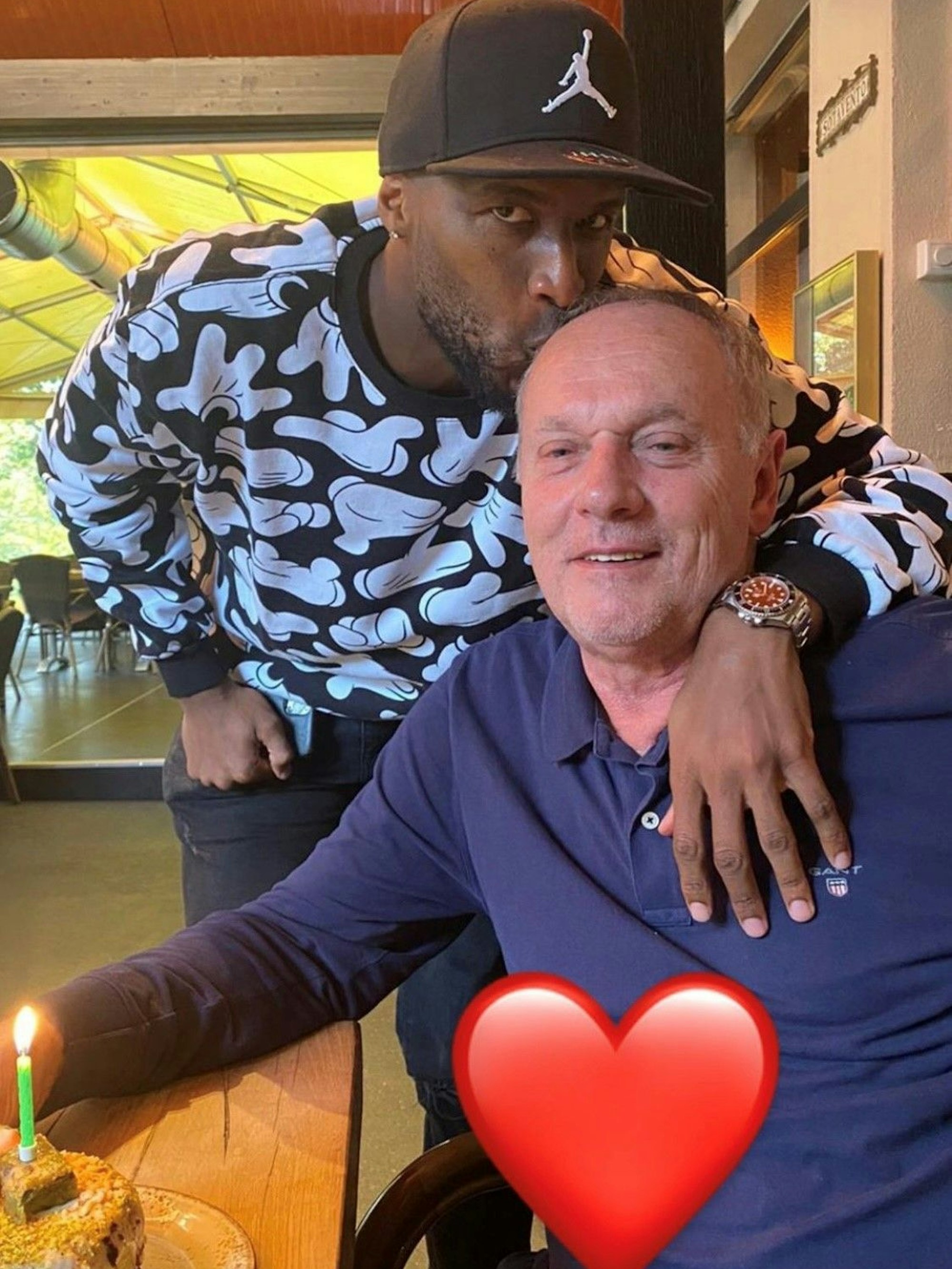 Anthony Modeste gibt Zeugwart Kresimir Ban ein Küsschen.