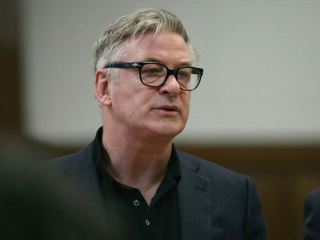 Nach dem tödlichen Unglück, bei dem US-Star Alec Baldwin (hier 2019 in einem Gerichtssaal in New York) am Filmset eine Kamerafrau erschoss, wird auch in Deutschland über Sicherheitsstandards diskutiert.