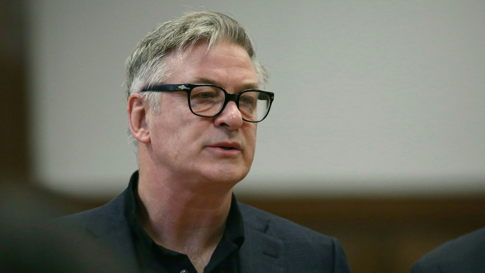 Nach dem tödlichen Unglück, bei dem US-Star Alec Baldwin (hier 2019 in einem Gerichtssaal in New York) am Filmset eine Kamerafrau erschoss, wird auch in Deutschland über Sicherheitsstandards diskutiert.