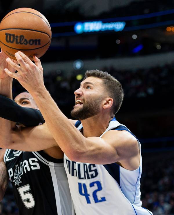 Maxi Kleber im Duell mit Dejounte Murray.