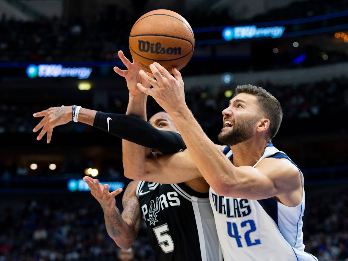 Maxi Kleber im Duell mit Dejounte Murray.