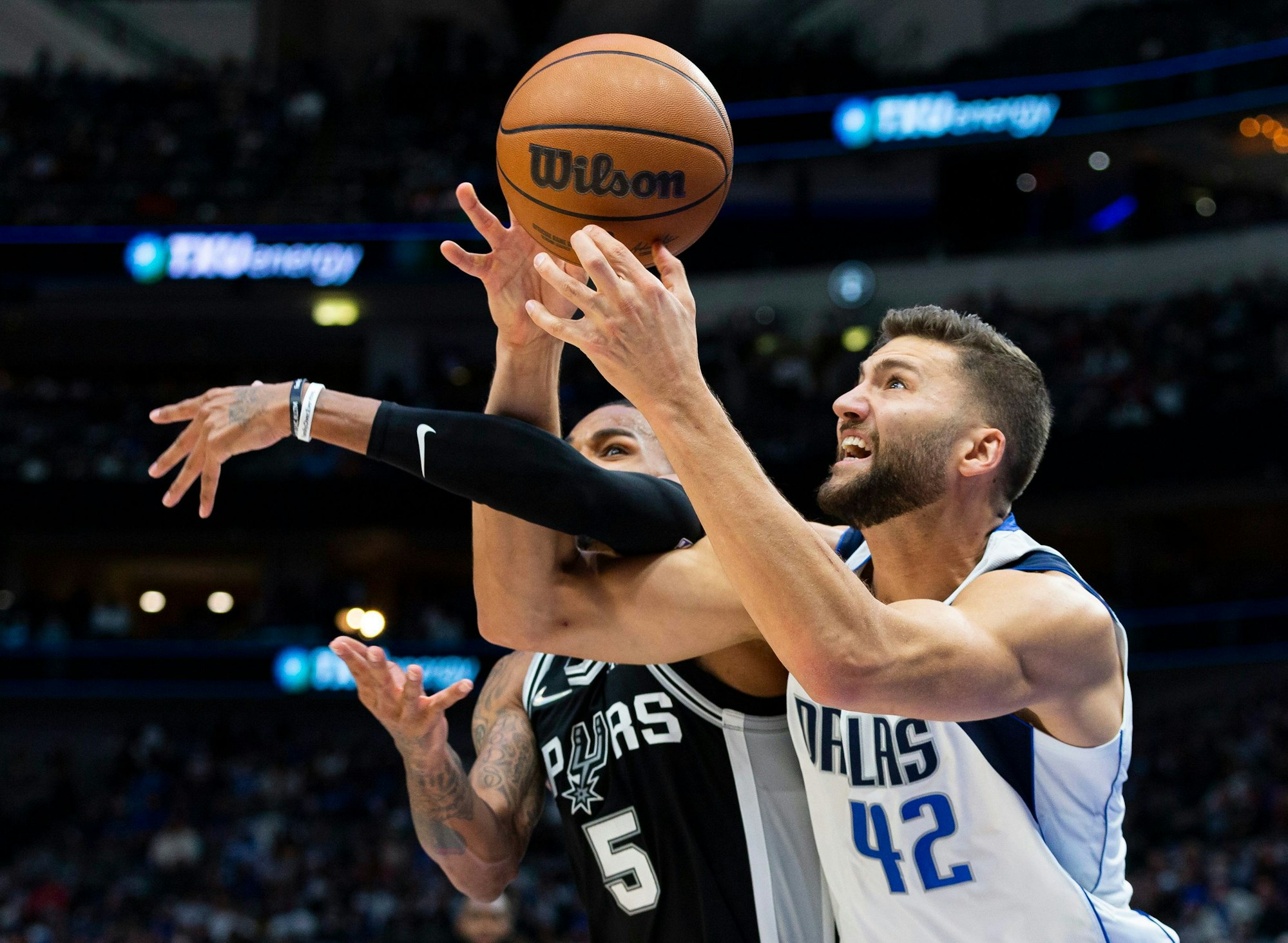 Maxi Kleber im Duell mit Dejounte Murray.