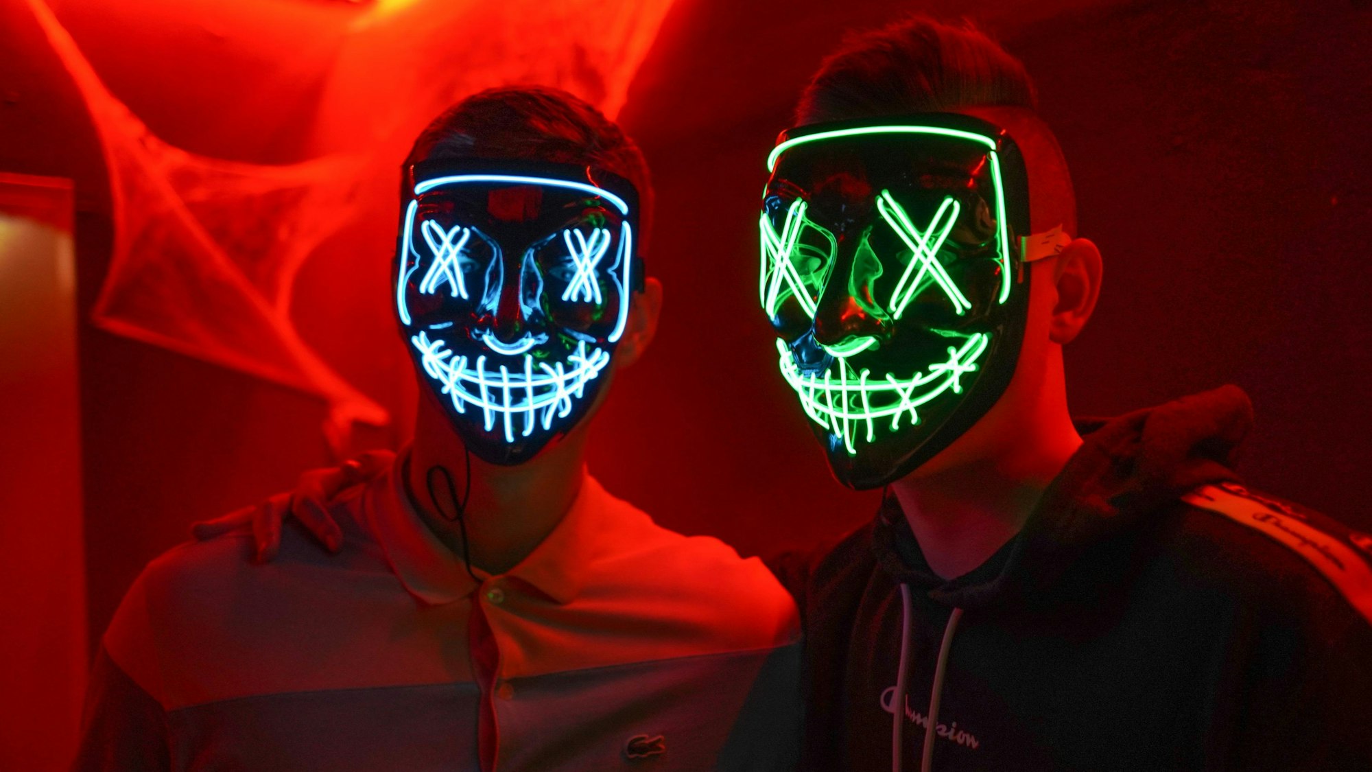 Feiernde haben sich für die Halloween-Grusel-Party in der Kulturbrauerei wie aus Horror-Filmreihe "The Purge" verkleidet.