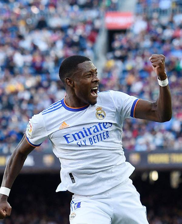 David Alaba jubelt und ballt die Faust.
