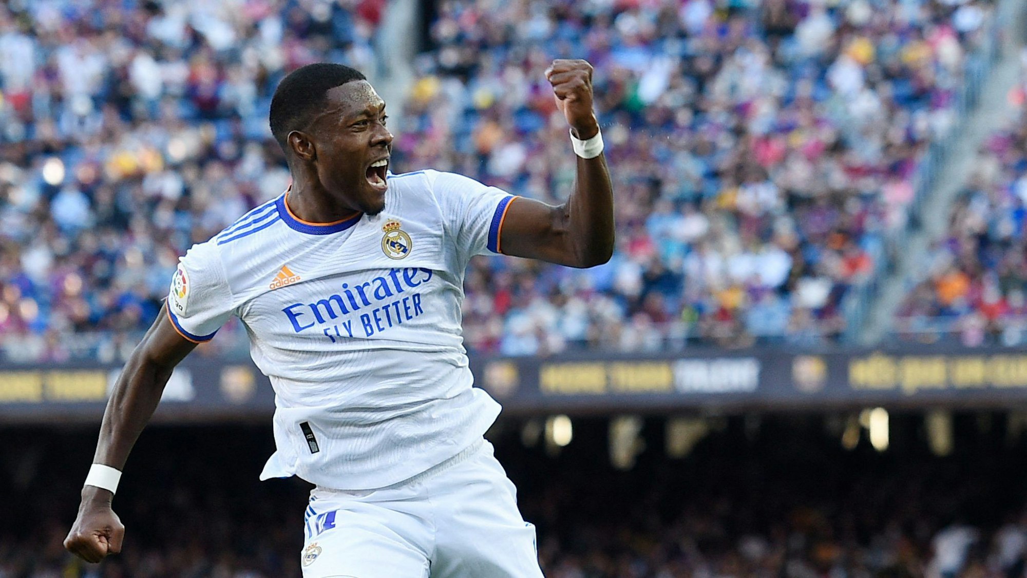 David Alaba jubelt und ballt die Faust.