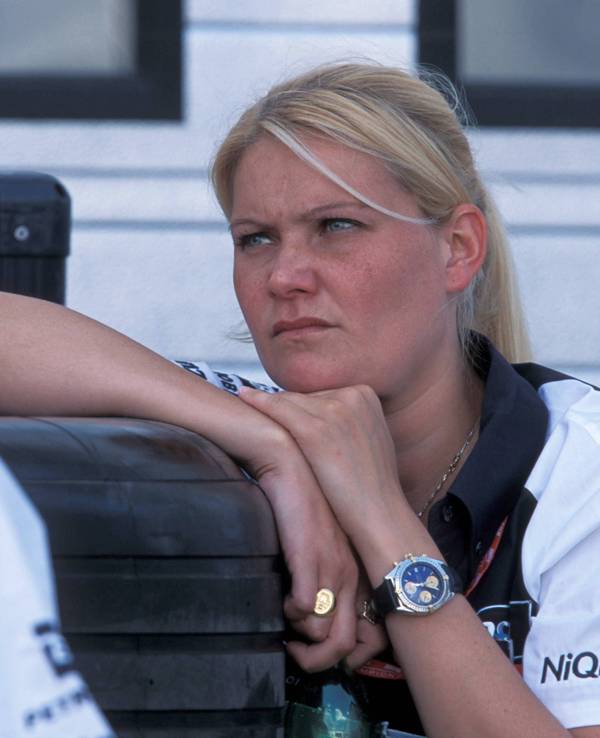 BMW-Williams-Chefaerodynamikerin Antonia Terzi lehnt sich mit ihren linken Arm an gestapelte Reifen an