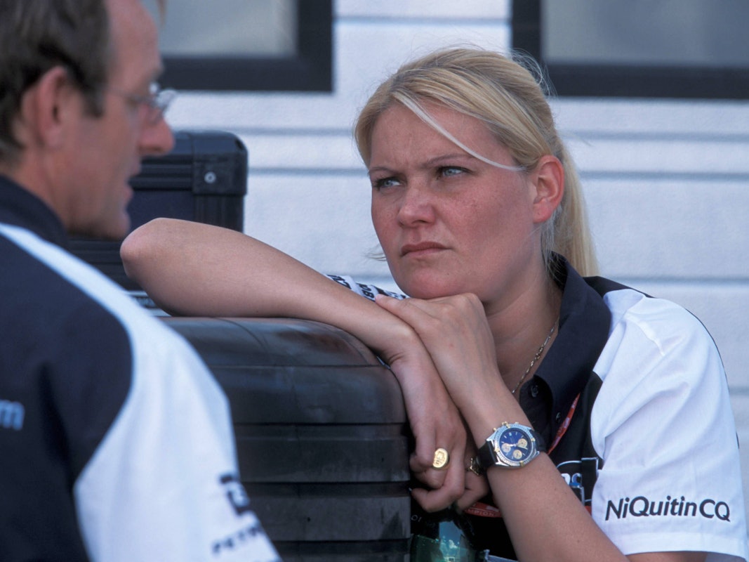 BMW-Williams-Chefaerodynamikerin Antonia Terzi lehnt sich mit ihren linken Arm an gestapelte Reifen an