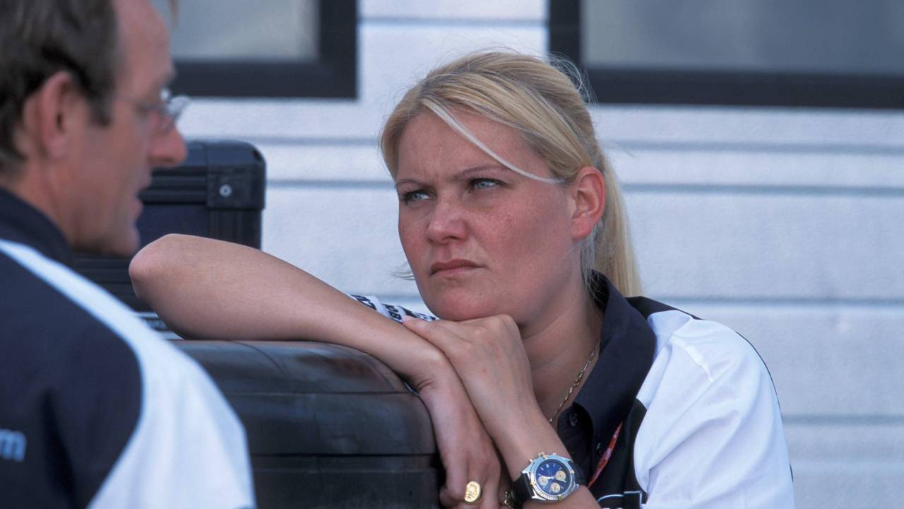 BMW-Williams-Chefaerodynamikerin Antonia Terzi lehnt sich mit ihren linken Arm an gestapelte Reifen an