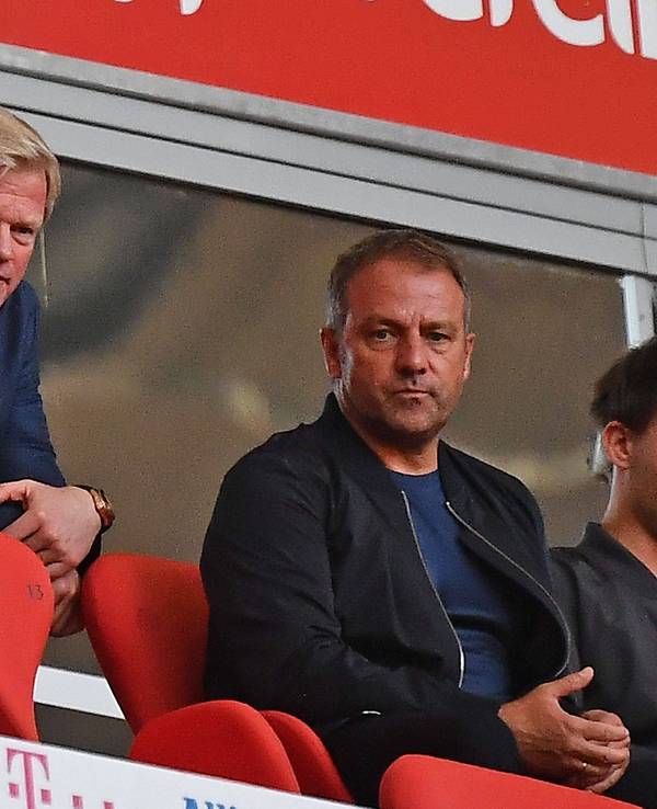 Oliver Kahn und Hansi Flick auf der Tribüne in der Allianz Arena.